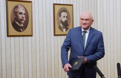 Коментар на Димитър Главчев Гледайте НА ЖИВО ТУК Конституцията не