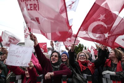 Ожесточена политическа битка за Истанбул и Анакара в навечерието на местния вот в Турция