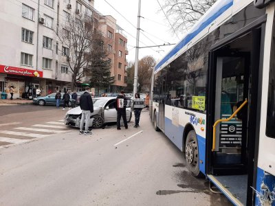 Автобус на градския транспорт се удари в спирка до гимназията