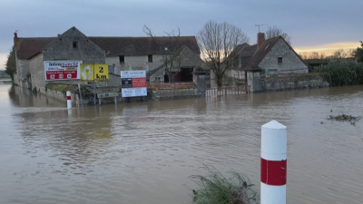 Наводнения в Западна и Централна Франция помрачиха великденските празници