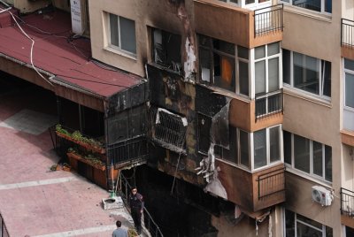 Най малко 16 души загинаха днес при пожар в жилищен блок