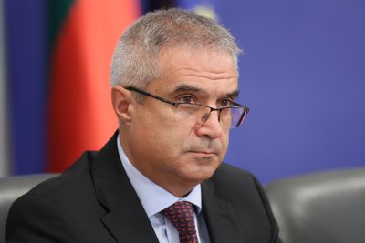 Енергийният министър Румен Радев дава изявление в Министерски съвет Последвайте ни