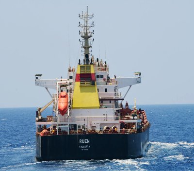 Петимата моряци от отвлечения през декември край Сомалия кораб Руен