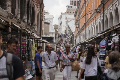 Изоставен багаж предизвика паника във Венеция Два забравени куфара на