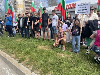 Жители на Харманли с пореден протест срещу бежанския център в града (СНИМКИ)