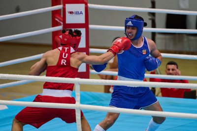 Трима български боксьори ще се качат на ринга днес в