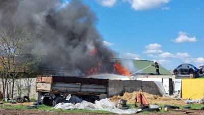 Пожар гори в постройка между два обекта в село Врачанци На