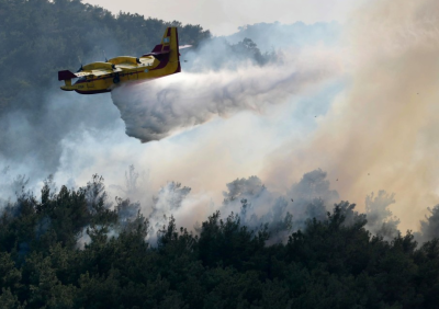 Голям горски пожар бушува на остров Крит Властите евакуираха няколко