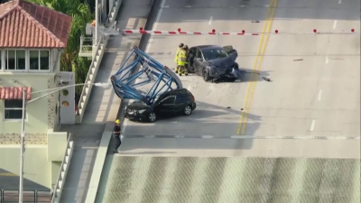 Част от кран падна върху мост в Южна Флорида
