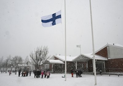Флаговете във Финландия бяха спуснати наполовина днес когато страната скърби