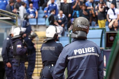 Четирима полицаи са пострадали при Вечното дерби между Левски и ЦСКА