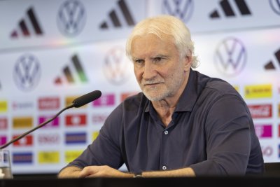 Руди Фьолер ще остане директор на националните отбори на Германия