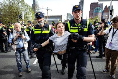 Отново задържаха Грета Тунберг - този път на протест в Хага