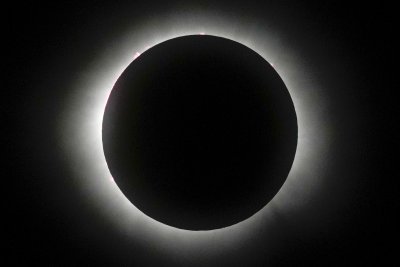 Милиони жители на Северна Америка наблюдават пълно слънчево затъмнение Минути