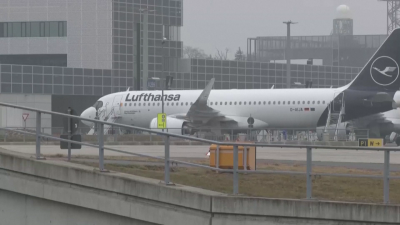 Германската авиокомпания Луфтханза обяви че временно спира всички полети от