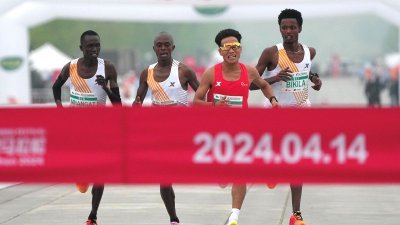 Скандал на полумаратона в Китай: Африканци са пуснали местен състезател да победи