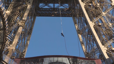 Рекорд: Жена се изкачи до 2-рия етаж на Айфеловата кула за 18 минути