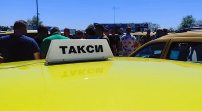 Таксиметрови шофьори протестират във Варна (СНИМКИ)