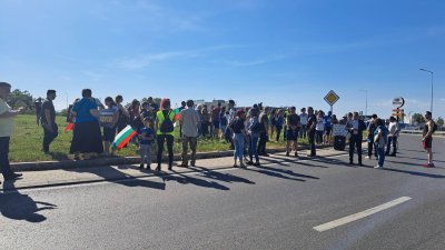 Жители на 5 пловдивски села излязоха на протест (СНИМКИ)