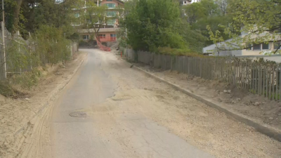 Пореден абсурд: Улици в местност край Варна са затрупани със строителни материали