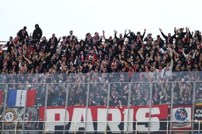 Десетки привърженици на Пари Сен Жермен посрещнаха футболистите на отбора