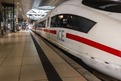 Четирима души пострадаха при сблъсък на два влака в Германия