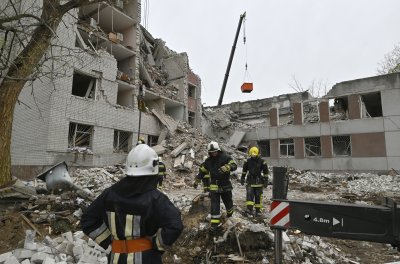 17 души са загинали при руско ракетно попадение в 8 етажен