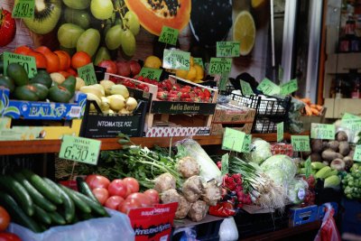Продължава спадът на цените на повечето от основните хранителни стоки