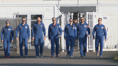 Шестима души които скоро ще поемат към космоса са готови