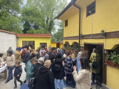 Стотици вярващи се събраха в Асеновград заради чудотворна икона