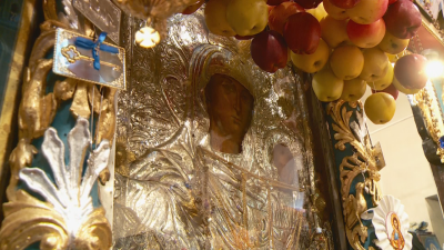 Вярващи се поклониха пред чудотворната икона на Св. Богородица, известна като „Златна ябълка”
