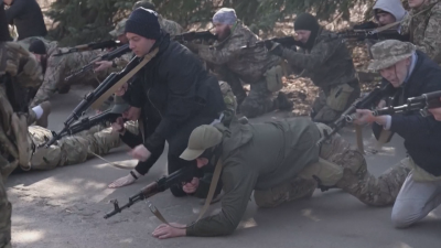 Украйна събира мъжете, годни за фронта, от чужбина