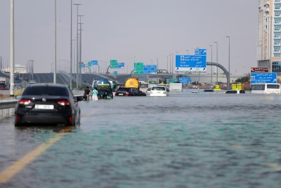 Обединените арабски емирства се съвземат постепенно след най големите проливни дъждове