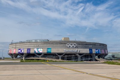 Олимпийските кръгове бяха поставени на фасадата на сградата на Терминал