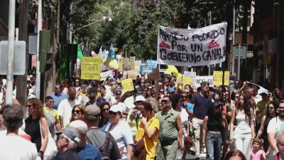 Десетки хиляди жители на испанските Канарски острови протестираха срещу масовия