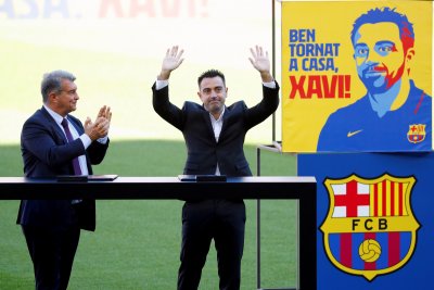 Шави ще остане треньор на Барселона каза испанският гранд пред