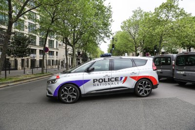 Френската полиция арестува мъж, който влезе в иранското консулство в Париж (СНИМКИ)