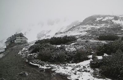 Сняг заваля по високите части на планините Тънка снежна покривка