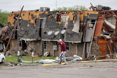 Торнадо връхлетя Оклахома Най малко петима души сред които 4