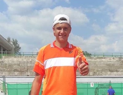 Александър Василев се класира за четвъртфиналите на двойки при юношите