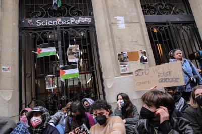 Студенти блокираха достъпа до престижния парижки университет Институт за политически