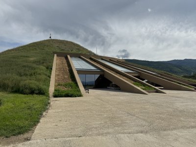 Изцяло реставрираната и социализирана тракийска гробница Оструша край Казанлък вече