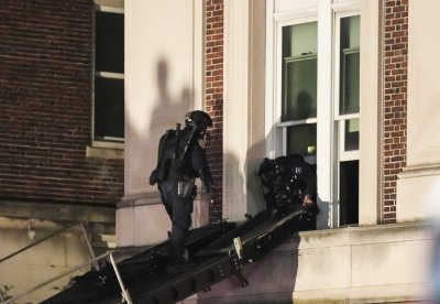 Нюйоркската полиция влезе в Колумбийския университет където се бяха барикадирали