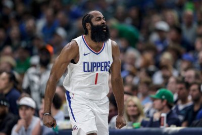 ЛА Клипърс не позволи на Далас Маверикс да сътвори фамозен обрат и изравни плейофната им серия в Западната конференция на НБА