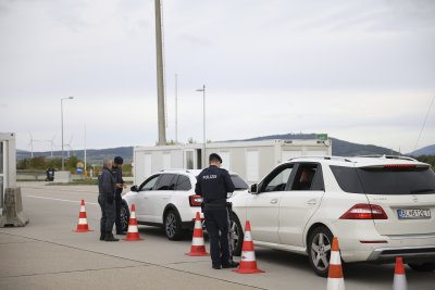 Полицията във Фьозендорф провинция Долна Австрия спря специално преустроен автомобил
