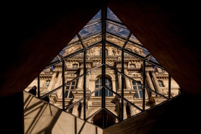 Реставрация разкри истинските цветове на картината "Свободата води народа" в Лувъра