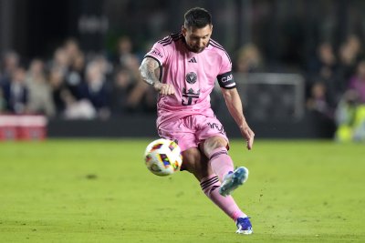 Аржентинската футболна звезда Лионел Меси вкара два гола за успеха