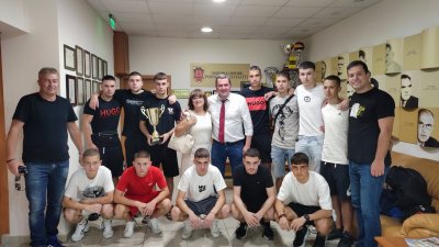 Училищният отбор на ГПЧЕ "Симеон Радев" в Перник събра необходимата сума да участва на световното училищно първенство по футбол