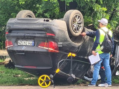 Румънски автомобил се обърна по таван в Русе (СНИМКИ)