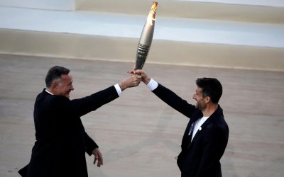Олимпийският огън бе предаден на домакините от Франция в Атина, утре ще отпътува към Марсилия
